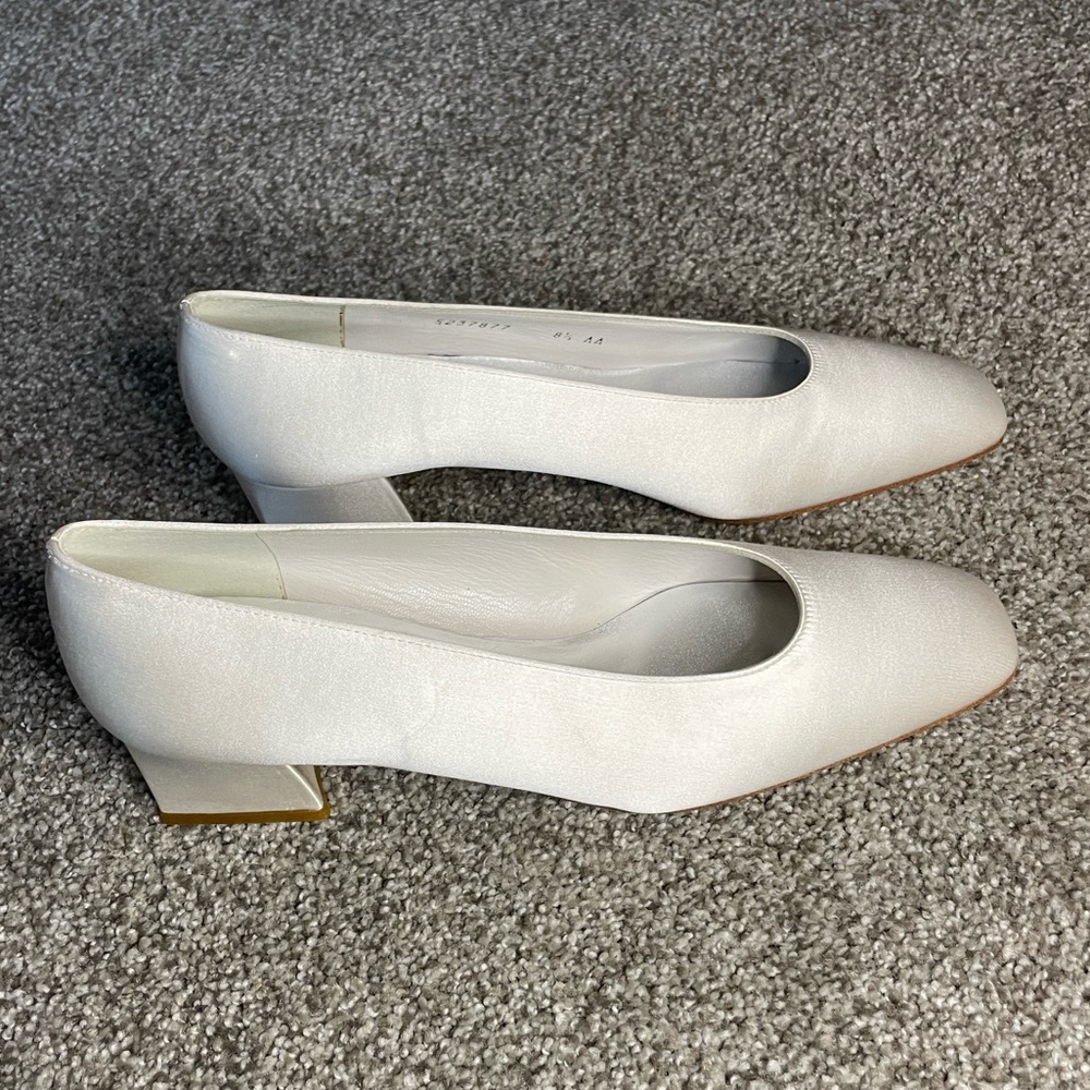 Stuart Weitzman White Satin Low Block Heel Pumps. 8.5 AA. Extra Narrow. EUC.